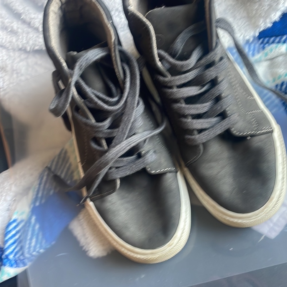 Old navy kicks - Picture 2 of 5